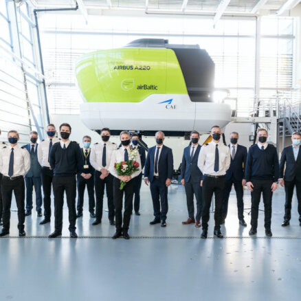 Desmit studenti absolvējuši 'airBaltic' Pilotu akadēmiju