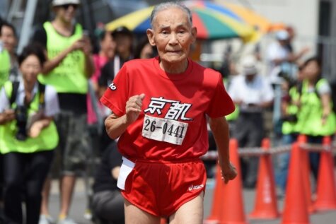 105 gadus vecs onkulis uzstāda rekordu 100 metru sprintā