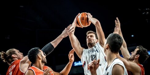 Serbija ar negribīgu uzvaru pār Ungāriju iekļūst 'Eurobasket' ceturtdaļfinālā