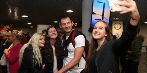 Foto: Pašiņi, autogrāfi un intervijas - Latvijas basketbolisti atgriežas no 'Eurobasket 2017'