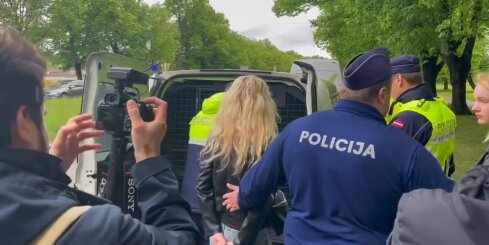 Policija Uzvaras parkā aiztur sievieti
