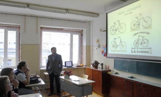 Toms Ērenpreiss iedvesmo skolēnus, stāstot par velosipēdu un civilizācijas attīstību