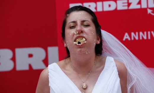 Amerikāņu līgavas bez rokām rij kāzu torti