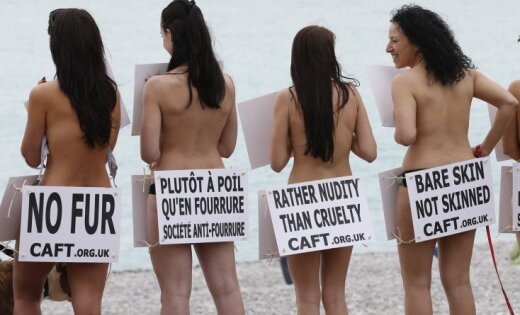 Pliki franči protestē pret zvēru kažokiem