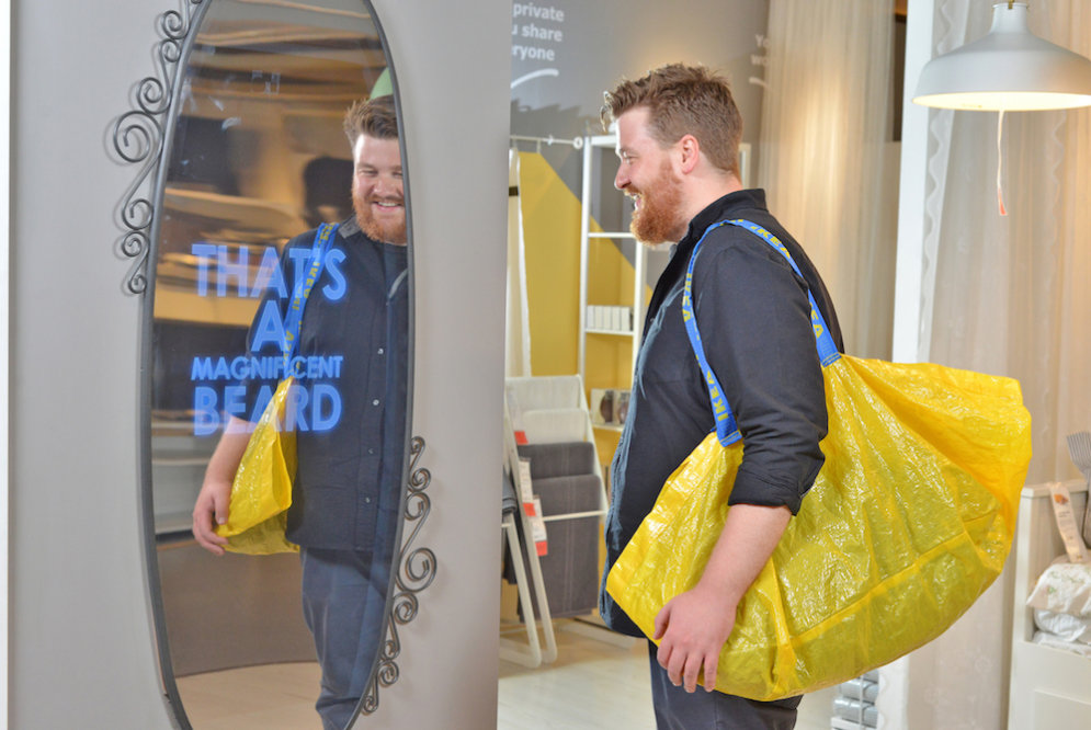 ВИДЕО: Ikea изобрела зеркало, которое говорит комплименты