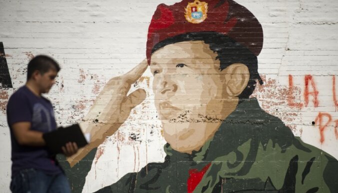 В Венесуэле демонстранты свалили и подожгли памятник Уго Чавесу