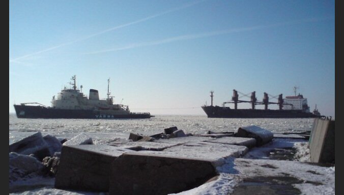 Rīgas līcis turpina aizsalt, Baltijas jūrā strādā vismaz 12 ledlaužu
