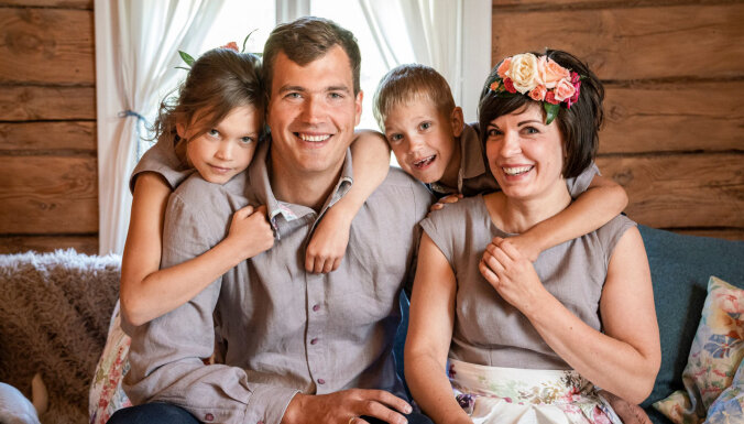 Adopcijas, pārcelšanās un neizsakāmi laimes brīži: stāsti par spēcīgām Latvijas ģimenēm