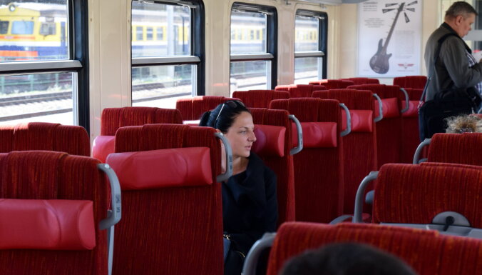 Liela daļa pasažieru mutes un deguna aizsegus nelieto, secina 'Pasažieru vilciens'