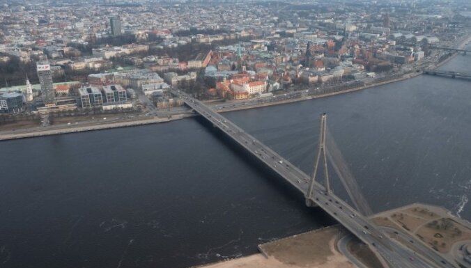 Iedzīvotāji sašutuši par Rīgas domes vēlmi cauri pagalmam būvēt ielu