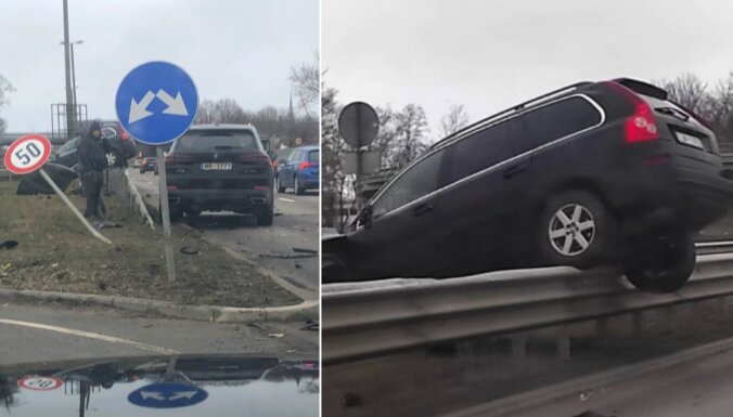 Foto: Sadursmē ar BMW spēkratu 'Volvo' apvidnieks iekaras Krasta ielas barjerā