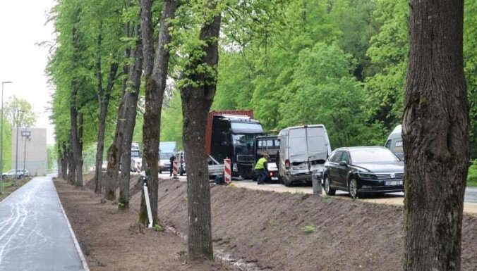 Avārijas dēļ daļēji bloķēta Valmieras šoseja pie Murjāņiem