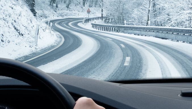 Visā Latvijā sniegoti autoceļi; strādā teju 200 ziemas tehnikas vienības