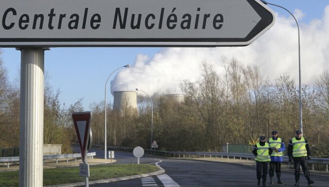 'Greenpeace' aktīvisti iekļuvuši atomelektrostacijā Francijā