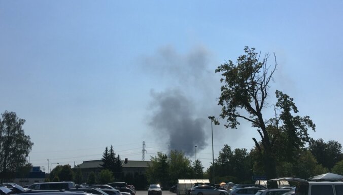 На ул. Крустпилс горели покрышки, дизельное топливо и контейнеры: движение восстановлено
