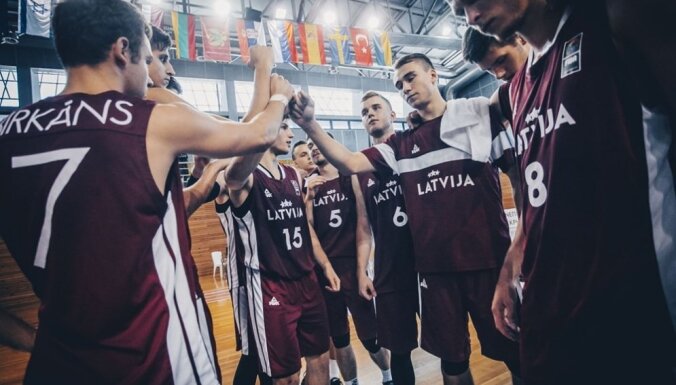 Latvijas U-20 basketbolisti EČ otrās divīzijas pusfinālā tiekas ar Poliju