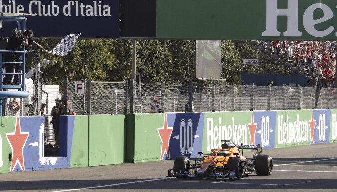 'McLaren' Itālijā tiek pie dubultuzvaras; Verstapenam un Hamiltonam vēl viena sadursme