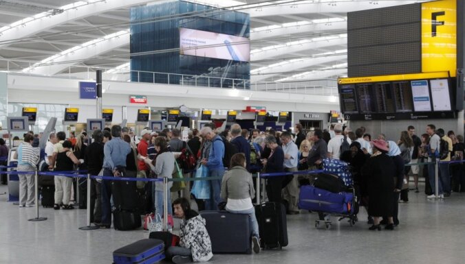 Kara laika bumbas dēļ evakuē cilvēkus no Amsterdamas lidostas