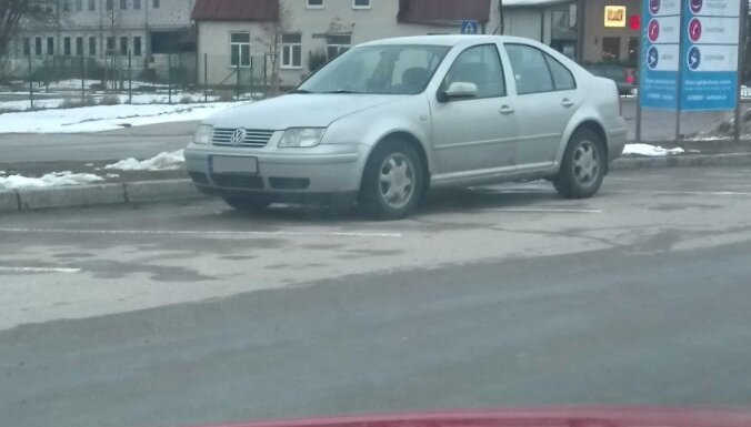Foto pamācība: Kā ar vienu auto aizņemt trīs stāvvietas