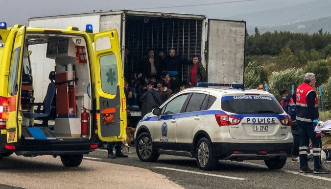 ВИДЕО: В Греции в холодильной камере грузовика нашли 41 мигранта