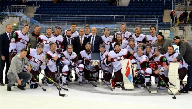 Latvijas hokeja izlase pēcspēles metienos uzveic Baltkrieviju un triumfē EIHC turnīrā