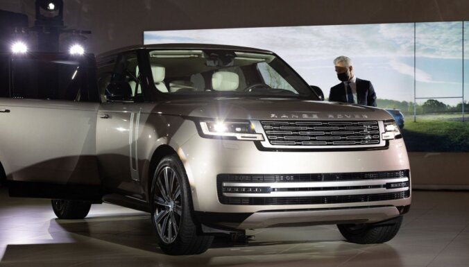 Foto: Rīgā prezentēts jaunais 'Range Rover'; Baltijā pārdoti jau 19