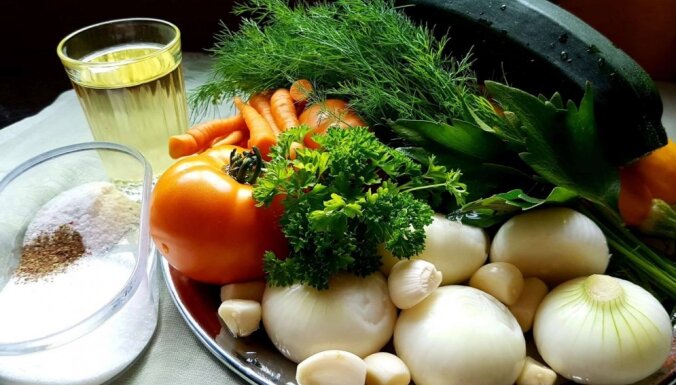 Foto recepte: gardā 'zacenīte' jeb dārzeņu salāti ziemai