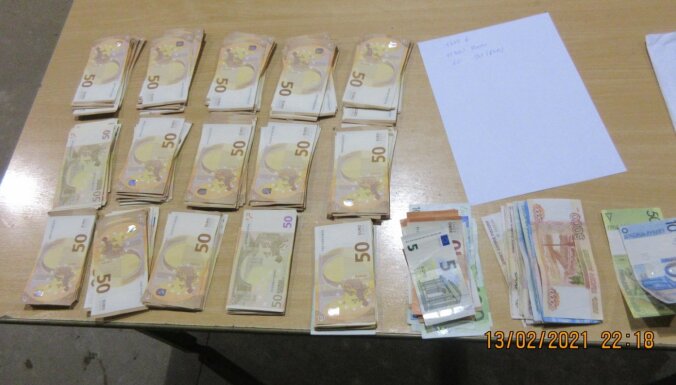 ФОТО. Таможенники нашли в грузовике тайник, в котором спрятали 15 800 евро