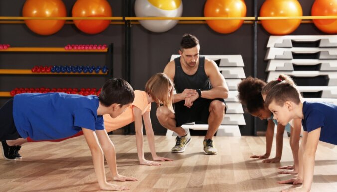 No dzimšanas līdz pat pilngadībai: kādas fiziskās aktivitātes ieteicamas dažāda vecuma bērniem