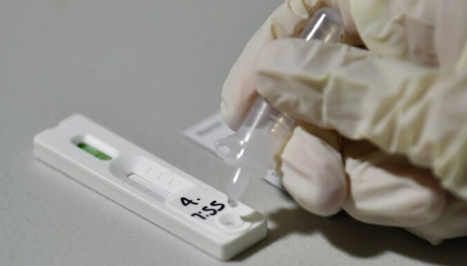 Latvijas iestādēm piegādātie Covid-19 antigēnu testi atbilst prasībām, uzsver AM