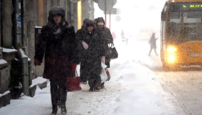 Рига: улицы чистят, снег не остановил движение