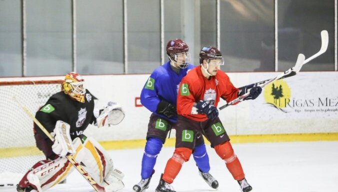 Foto: Latvijas hokeja izlase gatavojas 'Euro Ice Hockey Challenge' turnīram Dānijā