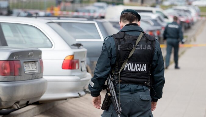 Полиция Литвы предупреждает о мошенниках на дорогах: когда останавливаться, а когда звать на помощь