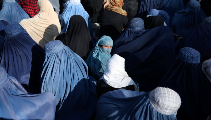 Афганским женщинам запретили летать на самолете без мужчин