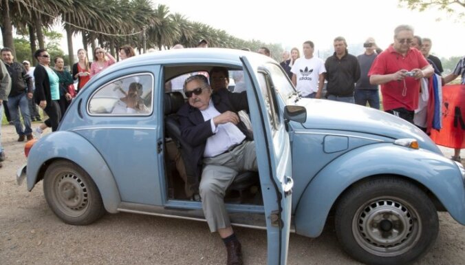 Urugvajas prezidents savā automašīnā uzņem stopētāju