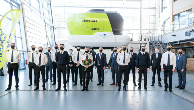 Desmit studenti absolvējuši 'airBaltic' Pilotu akadēmiju