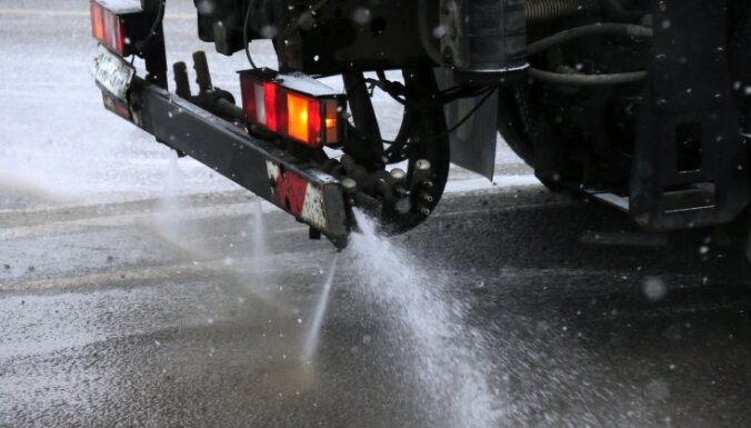 Kurzemē un Pierīgā sniegputeņa dēļ braukšanas apstākļi ļoti apgrūtināti, brīdina LVC