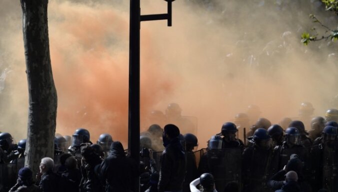 Foto: Francijā izceļas sadursmes policijas un demonstrantu starpā