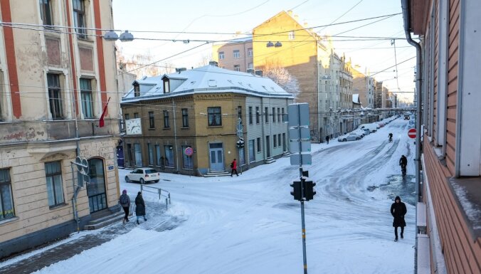 Rīgā uzsniguši septiņi centimetri sniega; diena būs pavēsa