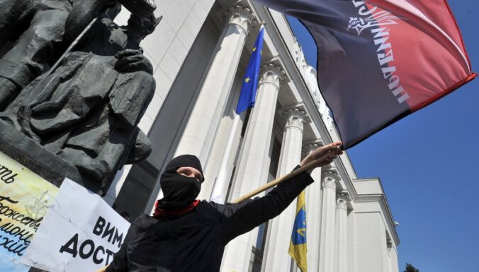 Активисты в камуфляже заняли отель в центре Киева