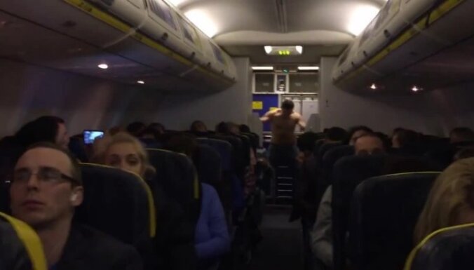 Полуголого дебошира на борту Ryanair скрутил полицейский из Вентспилса