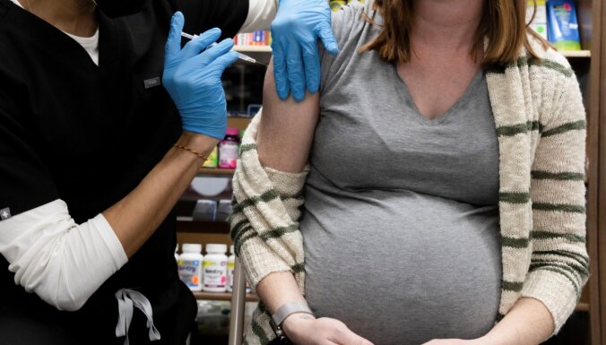 Pētījums: Ar 'Pfizer' un 'Moderna' vakcinētas grūtnieces nodod antivielas arī mazuļiem