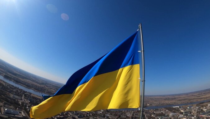 Uz padomju laikā uzcelta pieminekļa Liepājā naktī parādījies Ukrainas karogs