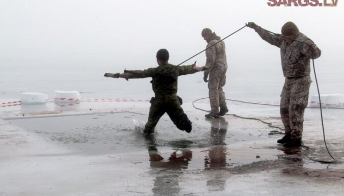 Foto: Karavīri Ādažos 'slīpē' prasmes un lec āliņģī