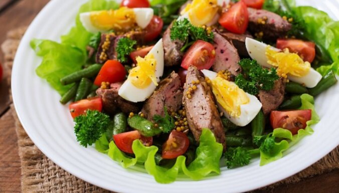 Siltie vistu akniņu salāti brīvdienu brokastīm: 10 varen gardas receptes