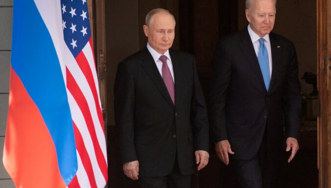 Spriedze Ukrainā: Invāzijas gadījumā ASV varētu piemērot sankcijas Putinam, pieļauj Baidens