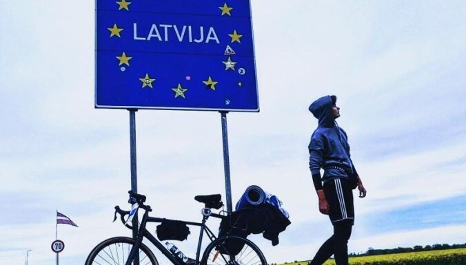 "Русофобии не встречал". Велосипедист проехал через всю Европу с антивоенным флагом
