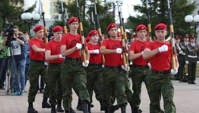 Piemaskavā ceļ Reihstāga maketu, lai tam atkal uzbruktu