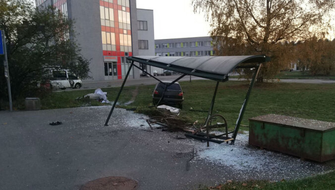 ФОТО: В Риге машина снесла остановку, пострадал подросток