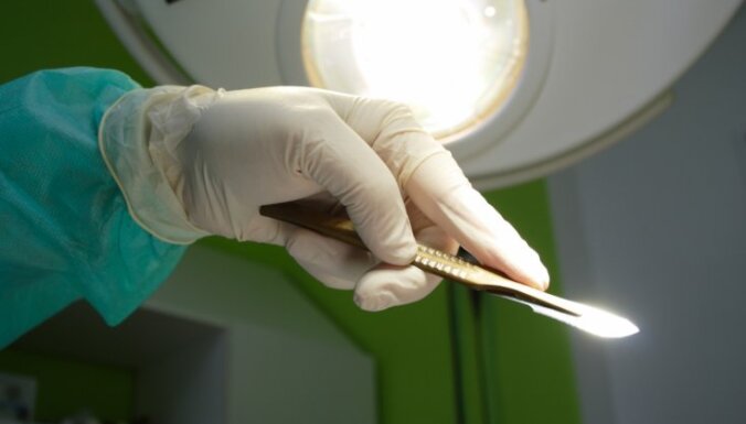 Itālijas ķirurgi iesūdzējuši tiesā bīstamu krūšu implantu ražotāju